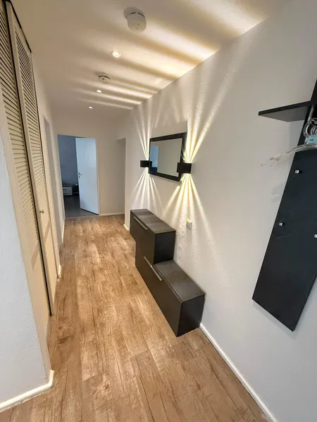 Sofort bezugsfrei! Helle, voll möblierte 2-Zimmer-Wohnung mit Sonnenbalkon und Stellplatz! — photo 1